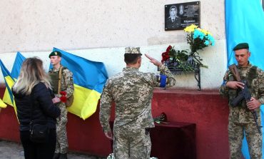 В Белгороде-Днестровском открыли мемориальную доску в честь погибшего на войне земляка
