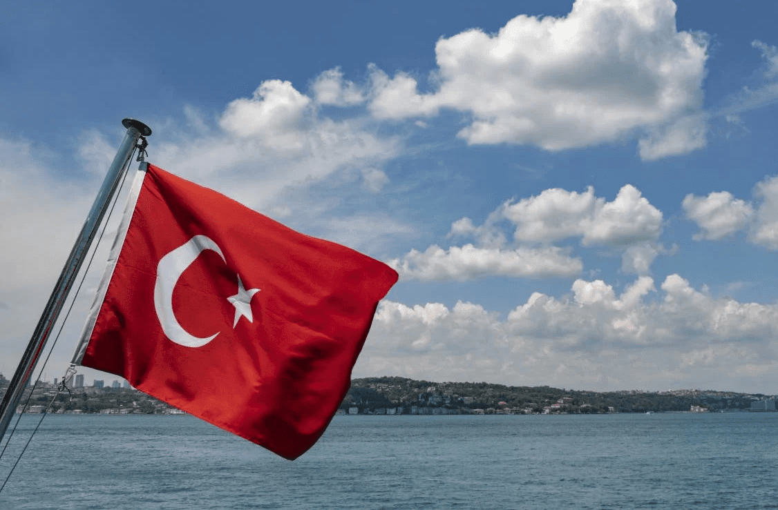 турецкий флаг над морем