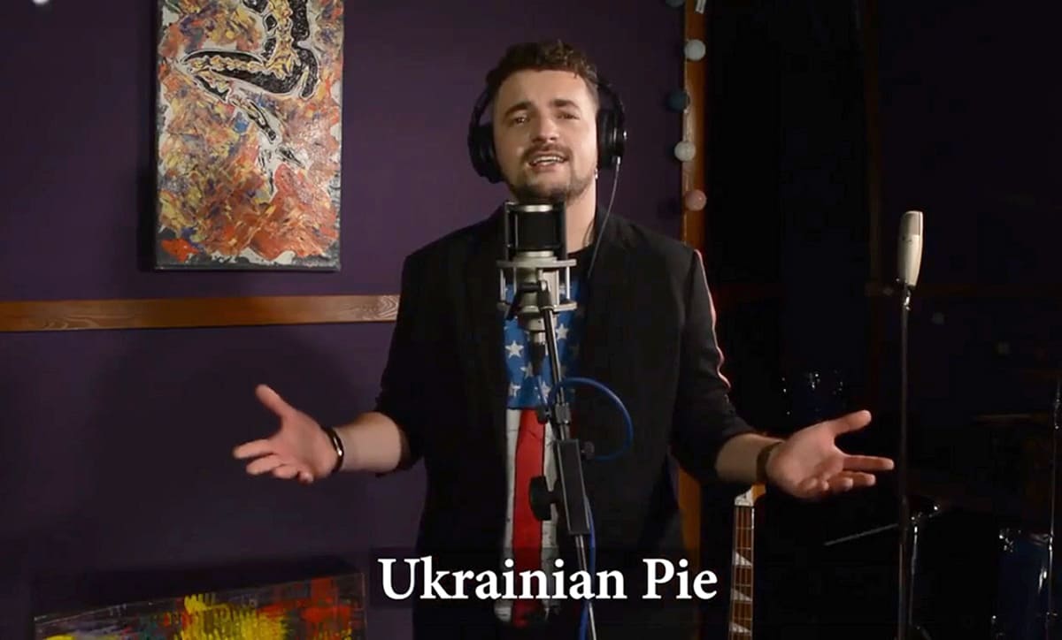 Алекс Козар во время исполнения «Ukrainian Pie»