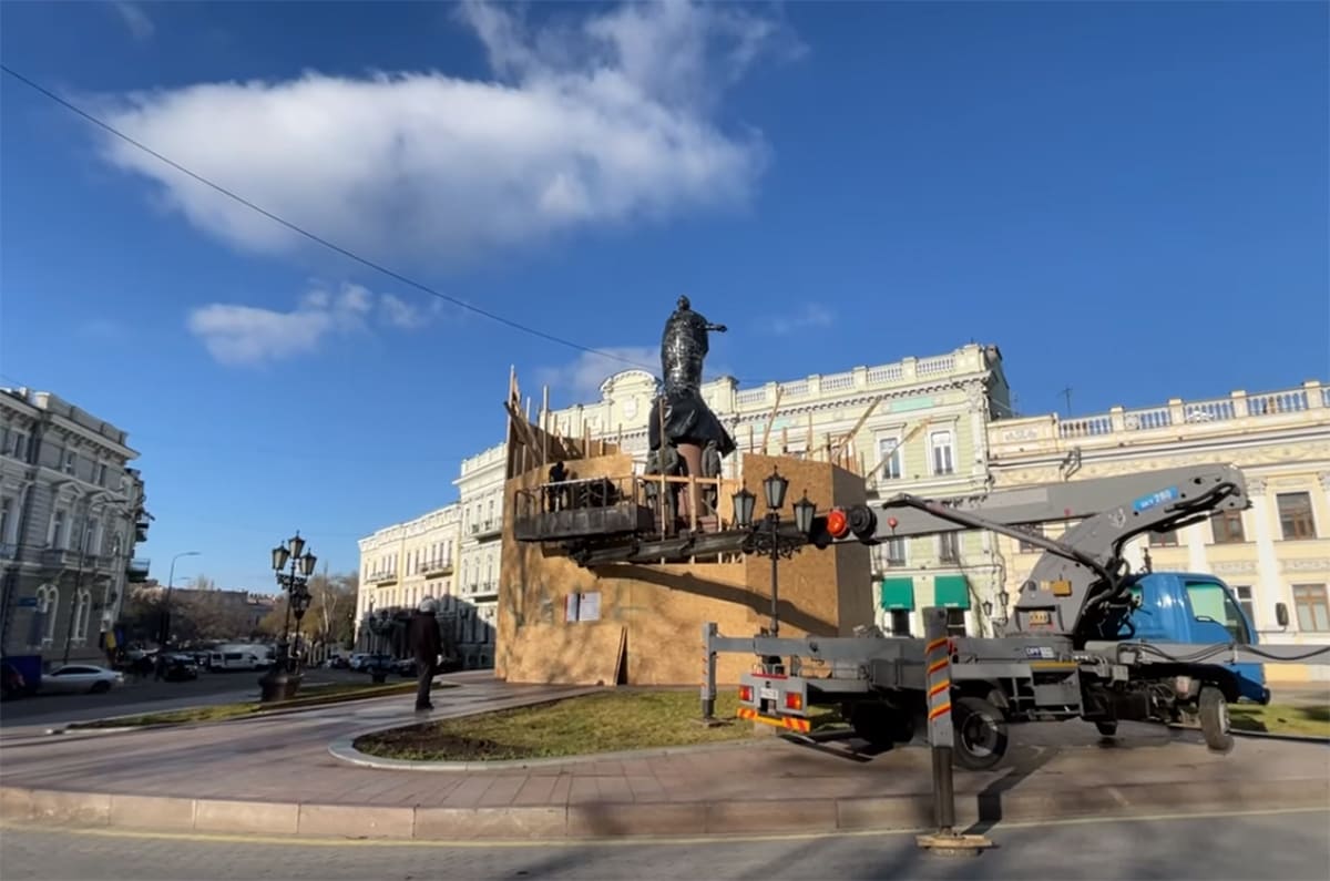 Демонтаж памятника Екатерине