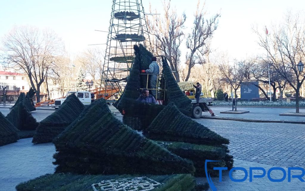 Установка елки в Одессе