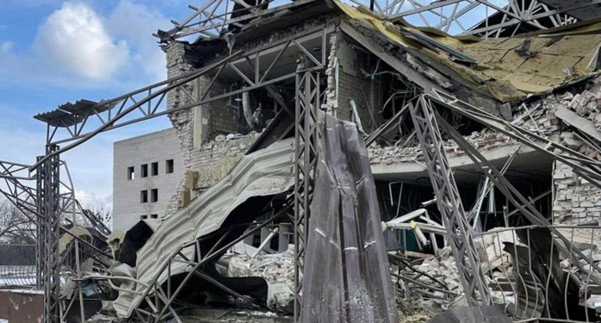 Разрушенная больница в Изюме