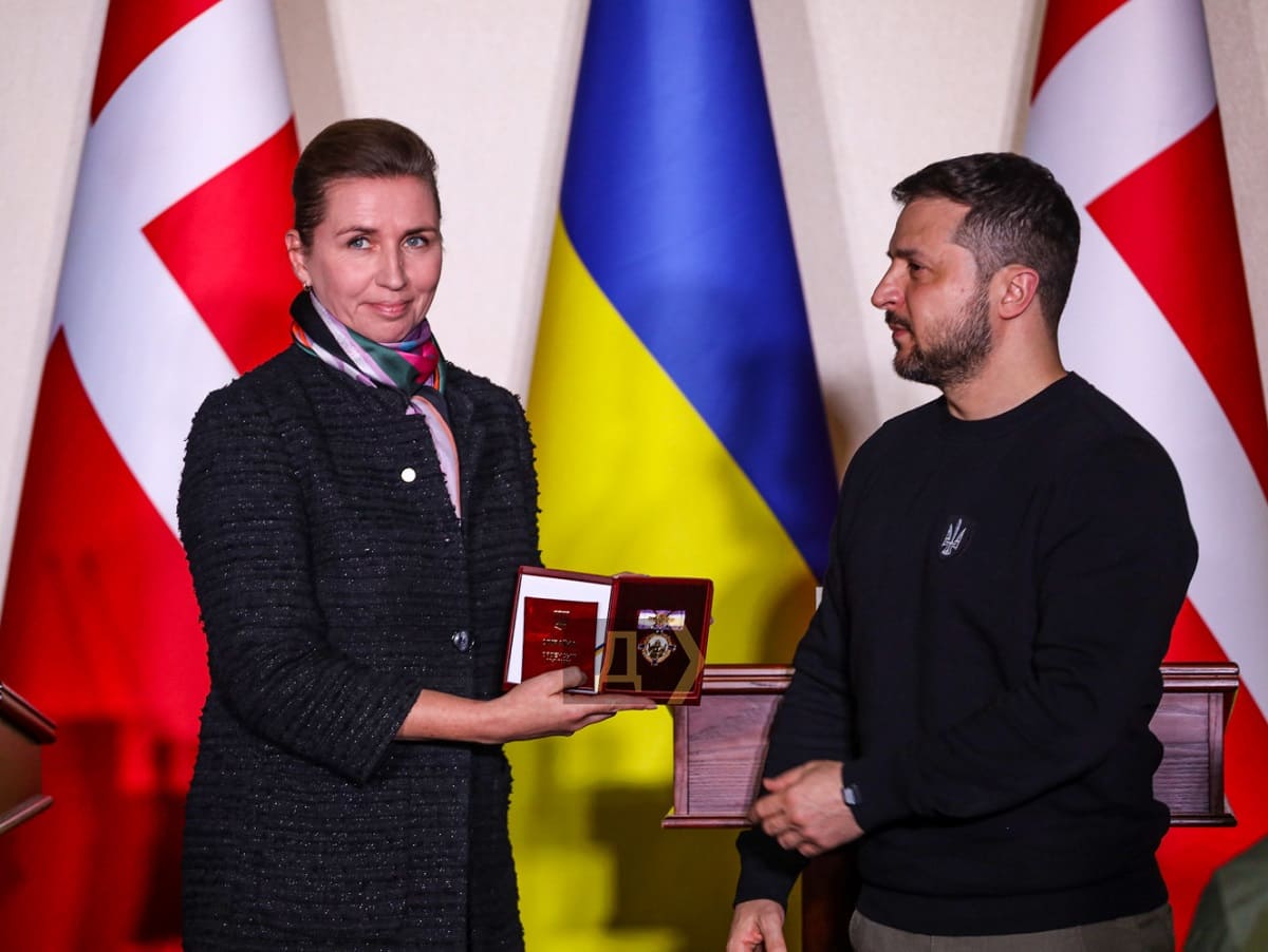 Президент в Одессе наградил премьер-министра Дании за поддержку Украины