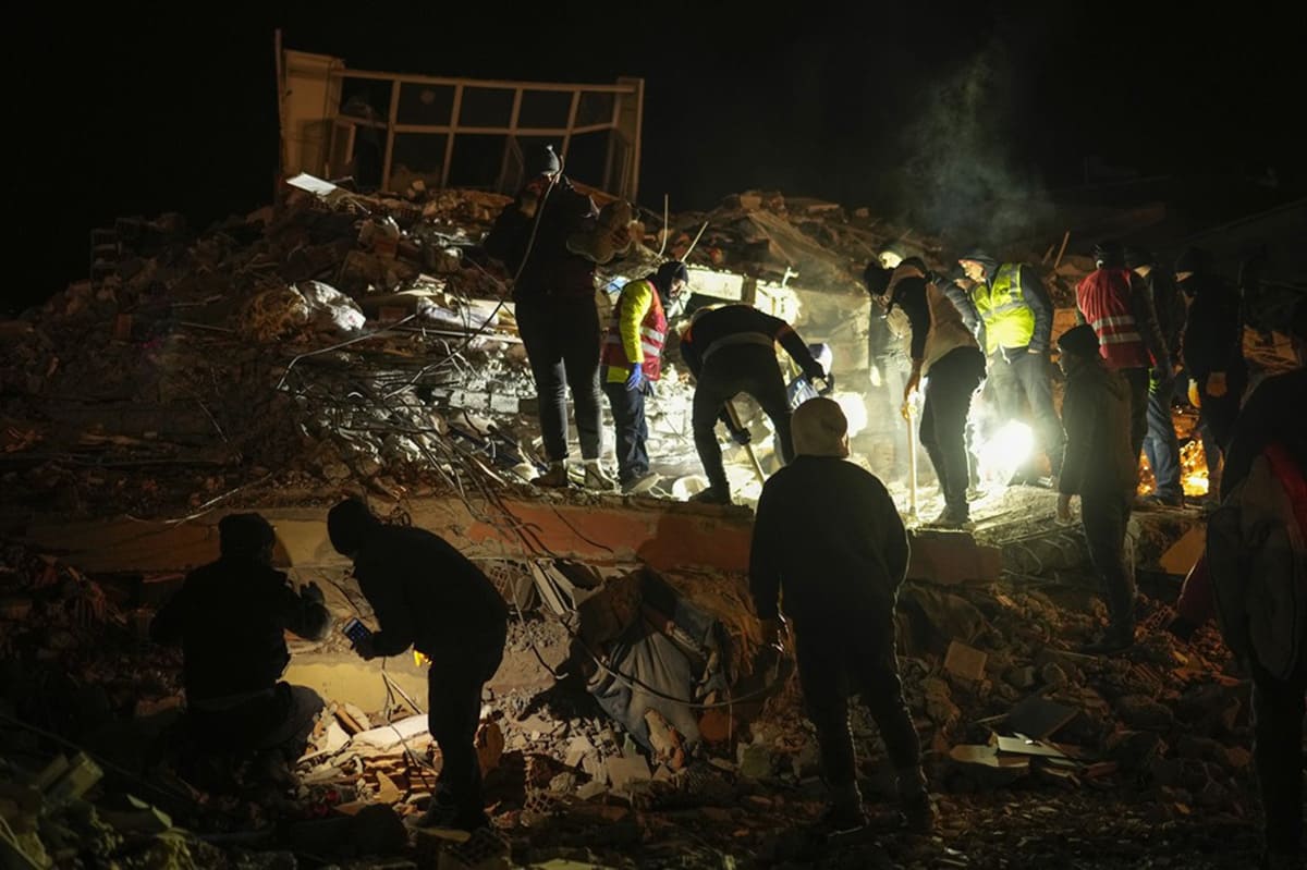Количество жертв землетрясения в Турции и Сирии продолжает расти