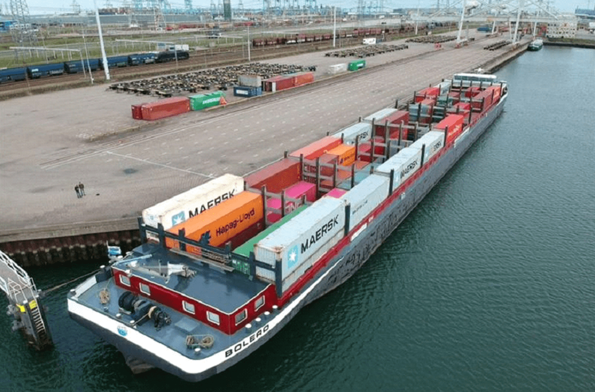 Самоходная баржа компании Maersk на реке Дунай