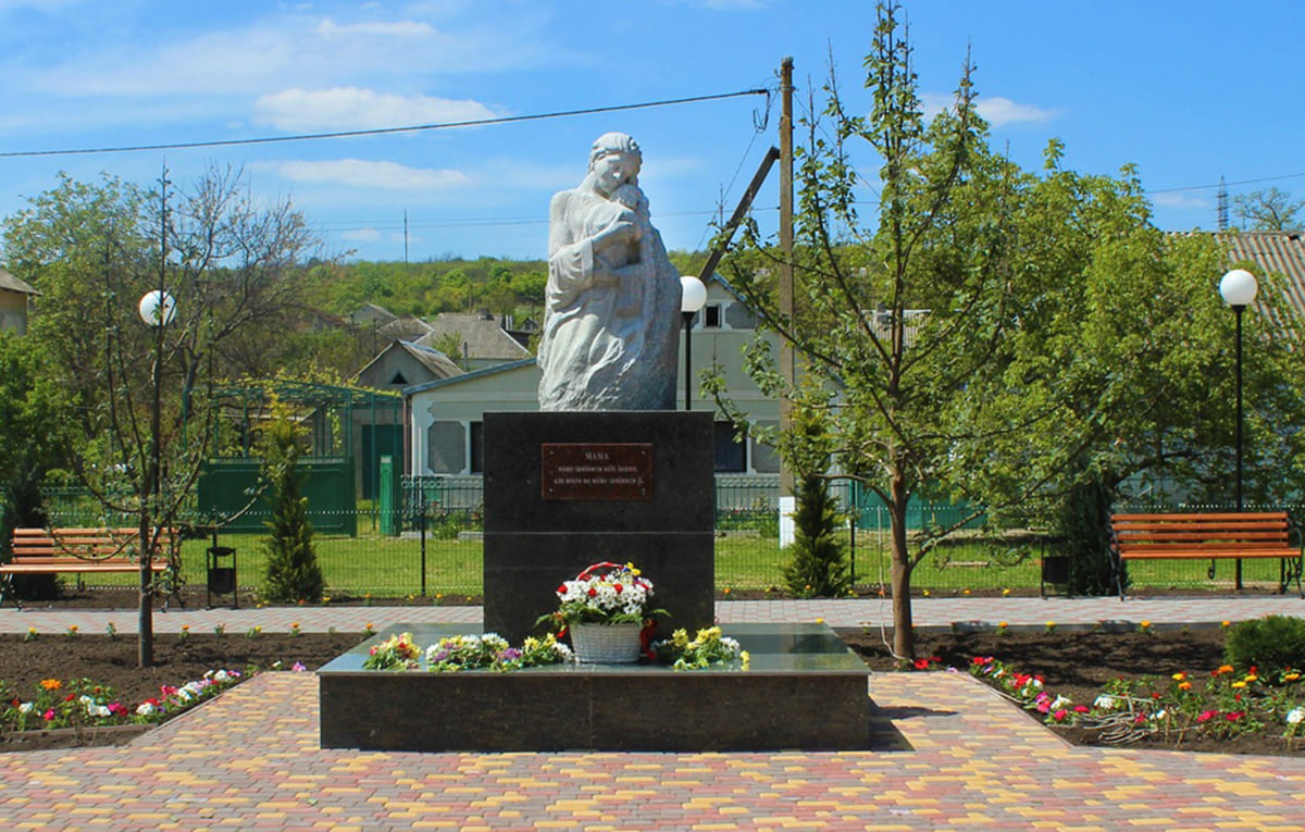 Памятник Матери
