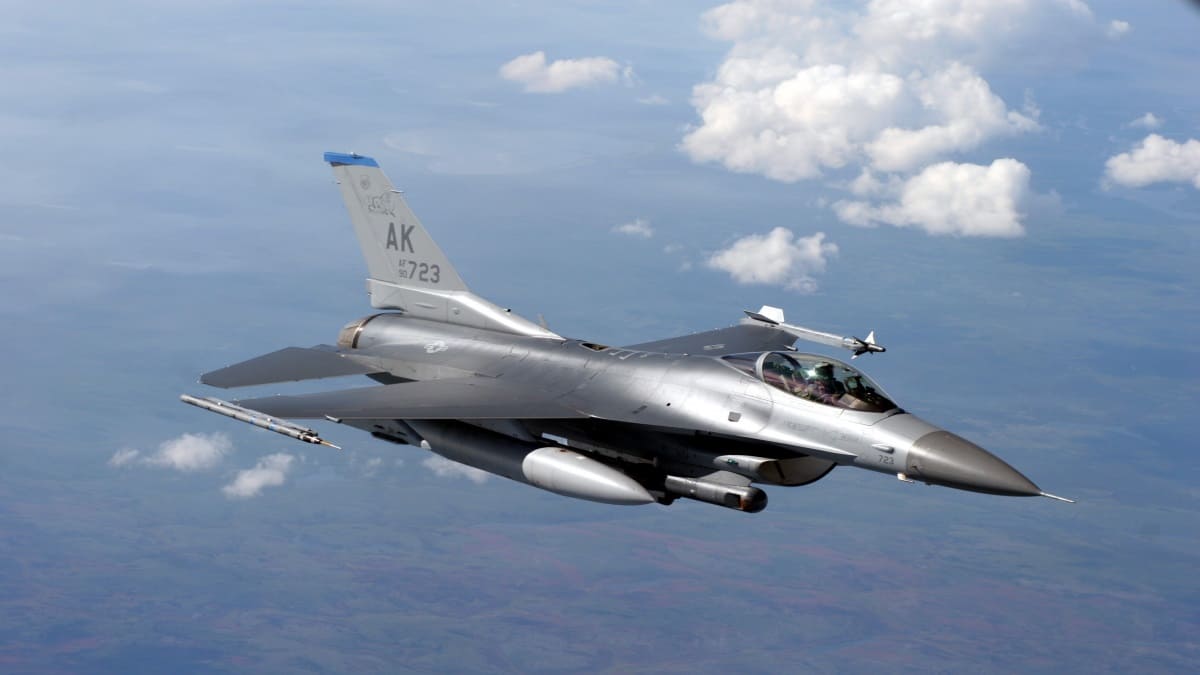 У Польщі підняли в повітря F-16 через ракетний обстріл України