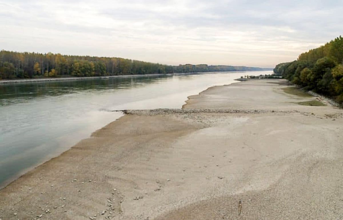 Низький рівень води в Дунаї