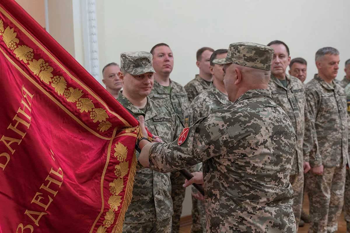 Бригадному генералу Геннадію Шаповалову передають прапор ОК «Південь»