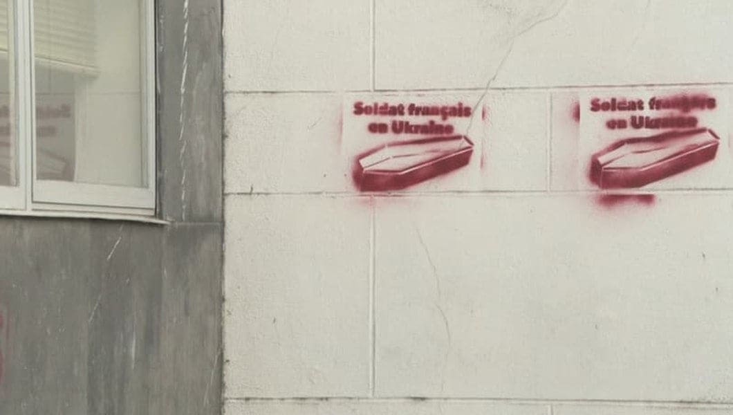 У Парижі звільнили молдаван, підозрюваних у нанесенні графіті з трунами
