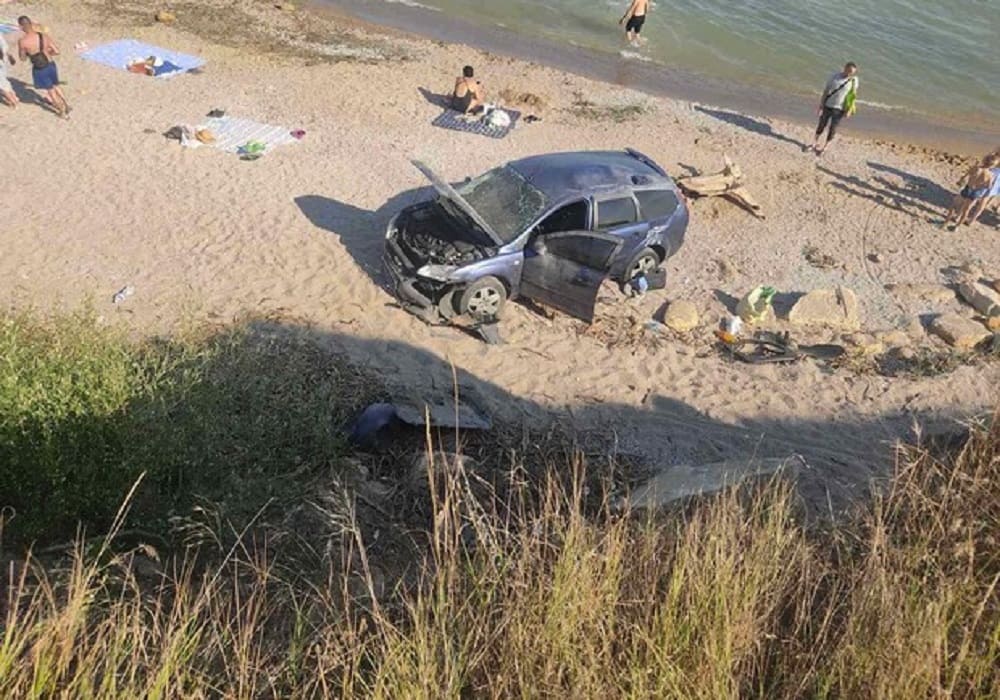 В Одесской области автомобиль сорвался со склона и упал на пляж