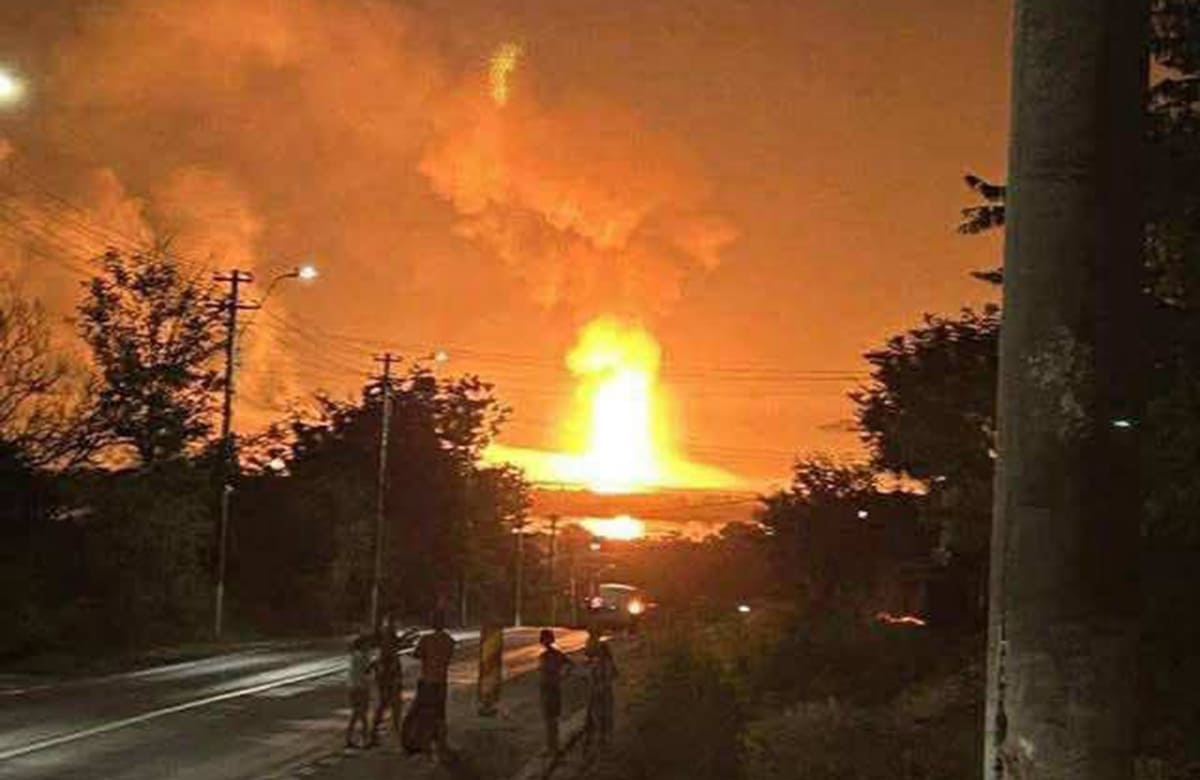 Пожежа на газогоні після атаки російських шахедів