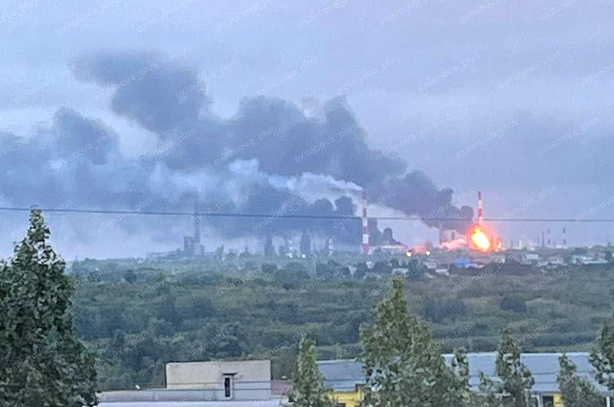 На росії горить черговий НПЗ та судно з військовим вантажем